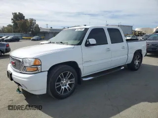 2005 GMC Sierra Denali z VIN 2GTEK63N951344416, wystawiony jako Copart lot #45877865 z przebiegiem 150 707 mil mil oraz Nie do naprawy. Historia ofert i sprzedaży dostępna na DreamBid. Obrazek 1.