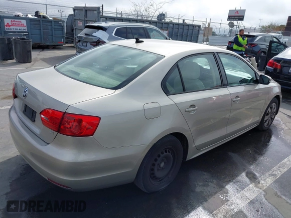 2014 Volkswagen Jetta SE z VIN 3VWD17AJ9EM247789, wystawiony jako IAAI lot #41934417 z przebiegiem 190 975 mil mil oraz . Historia ofert i sprzedaży dostępna na DreamBid. Obrazek 4.