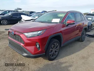 2023 Toyota RAV4 Hybrid XLE Premium z VIN JTMB6RFV8PD114927, wystawiony jako IAAI lot #41844127 z przebiegiem 14 582 mil mil oraz . Historia ofert i sprzedaży dostępna na DreamBid. Obrazek 17.