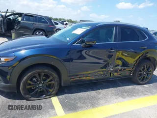 2024 Mazda CX-30 S Select Sport z VIN 3MVDMBBM0RM697731, wystawiony jako IAAI lot #42329490 z przebiegiem 17 675 mil mil oraz . Historia ofert i sprzedaży dostępna na DreamBid. Obrazek 6.