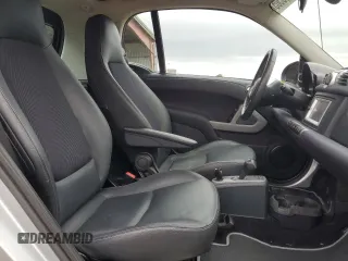 2014 Smart fortwo Passion z VIN WMEEJ9AA8DK673242, wystawiony jako Copart lot #43963505 z przebiegiem Nie podano mil oraz Tytuł czysty. Historia ofert i sprzedaży dostępna na DreamBid. Obrazek 10.