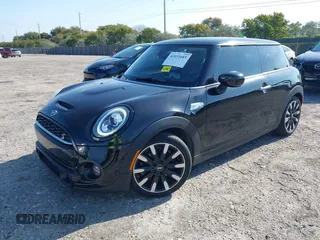 2020 MINI Hardtop Cooper S z VIN WMWXR5C07L2L55038, wystawiony jako IAAI lot #42031685 z przebiegiem 20 629 mil mil oraz . Historia ofert i sprzedaży dostępna na DreamBid. Obrazek 2.