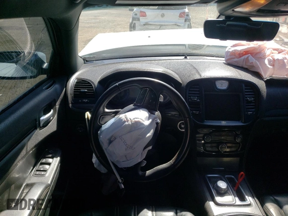 2016 Chrysler 300 S z VIN 2C3CCABG5GH324866, wystawiony jako Copart lot #61854715 z przebiegiem 160 249 mil mil oraz Szkoda całkowita • Salvage title. Historia ofert i sprzedaży dostępna na DreamBid. Obrazek 9.