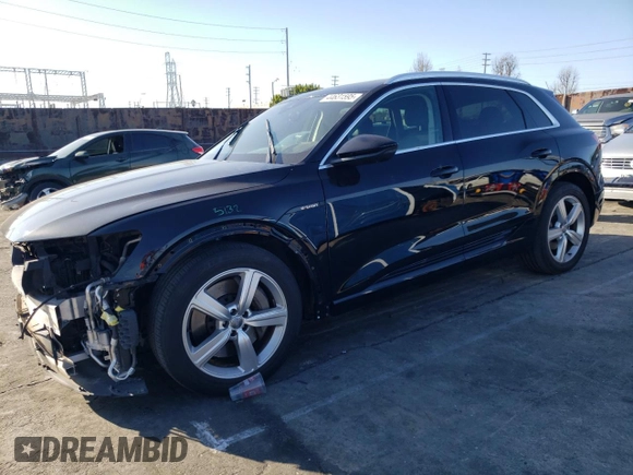 2019 Audi e-tron Premium Plus z VIN WA1LAAGEXKB011980, wystawiony jako Copart lot #44631595 z przebiegiem 68 699 mil mil oraz Szkoda całkowita • Salvage title. Historia ofert i sprzedaży dostępna na DreamBid. Obrazek 1.