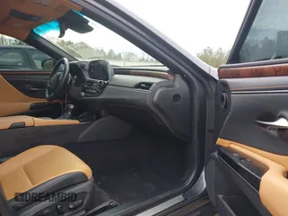 2022 Lexus ES 350 z VIN 58ADZ1B12NU125587, wystawiony jako IAAI lot #41293742 z przebiegiem 52 570 mil mil oraz . Historia ofert i sprzedaży dostępna na DreamBid. Obrazek 5.