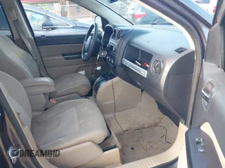 2017 Jeep Compass Sport SE z VIN 1C4NJCBA9HD130745, wystawiony jako IAAI lot #42710204 z przebiegiem 213 410 mil mil oraz . Historia ofert i sprzedaży dostępna na DreamBid. Obrazek 5.