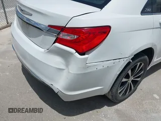 2014 Chrysler 200 LX z VIN 1C3CCBAB3EN207688, wystawiony jako IAAI lot #42086295 z przebiegiem 137 547 mil mil oraz . Historia ofert i sprzedaży dostępna na DreamBid. Obrazek 6.
