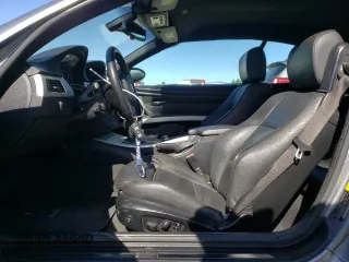 2008 BMW 3 Series 328i z VIN WBAWR33538P152346, wystawiony jako Copart lot #57101985 z przebiegiem 131 504 mil mil oraz Szkoda całkowita • Salvage title. Historia ofert i sprzedaży dostępna na DreamBid. Obrazek 7.