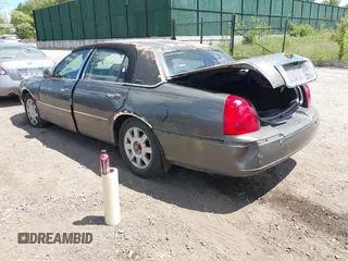2004 Lincoln Town Car Signature z VIN 1LNHM81W74Y652349, wystawiony jako IAAI lot #42297969 z przebiegiem Nie podano mil oraz . Historia ofert i sprzedaży dostępna na DreamBid. Obrazek 3.