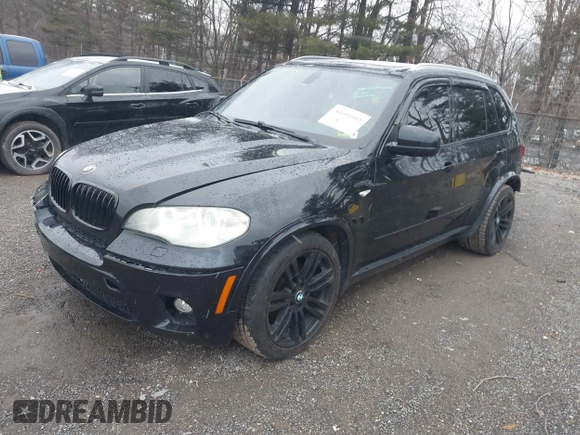 2013 BMW X5 xDrive50i z VIN 5UXZV8C55D0C15881, wystawiony jako IAAI lot #41695992 z przebiegiem 173 391 mil mil oraz . Historia ofert i sprzedaży dostępna na DreamBid. Obrazek 17.