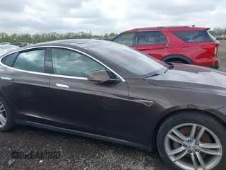2014 Tesla Model S 60 z VIN 5YJSA1H19EFP51406, wystawiony jako IAAI lot #42179183 z przebiegiem 157 000 mil mil oraz . Historia ofert i sprzedaży dostępna na DreamBid. Obrazek 13.