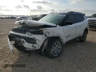 2024 Jeep Compass Latitude z VIN 3C4NJDBN1RT162366, wystawiony jako Copart lot #56775645 z przebiegiem Nie podano mil oraz Szkoda całkowita • Salvage title. Historia ofert i sprzedaży dostępna na DreamBid. Obrazek 1.