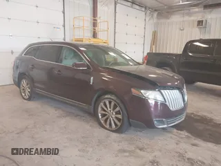 2011 Lincoln MKT EcoBoost z VIN 2LMHJ5AT8BBJ51451, wystawiony jako IAAI lot #42392934 z przebiegiem 168 128 mil mil oraz . Historia ofert i sprzedaży dostępna na DreamBid. Obrazek 1.