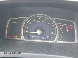 2006 Honda Civic LX z VIN 1HGFA16526L029332, wystawiony jako IAAI lot #41752392 z przebiegiem 123 928 mil mil oraz . Historia ofert i sprzedaży dostępna na DreamBid. Obrazek 7.