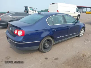 2006 Volkswagen Passat Value Edition z VIN WVWAK73C86P082430, wystawiony jako IAAI lot #39916234 z przebiegiem 169 431 mil mil oraz . Historia ofert i sprzedaży dostępna na DreamBid. Obrazek 4.