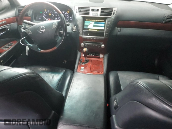 2011 Lexus LS 460 z VIN JTHBL5EFXB5105854, wystawiony jako Copart lot #44451525 z przebiegiem 166 136 mil mil oraz Szkoda całkowita • Salvage title. Historia ofert i sprzedaży dostępna na DreamBid. Obrazek 8.
