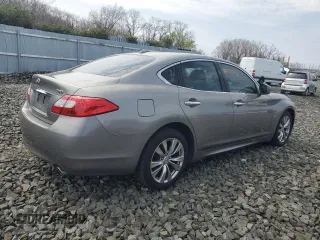 2014 Infiniti Q70 z VIN JN1BY1AP5EM260240, wystawiony jako Copart lot #53209505 z przebiegiem 72 105 mil mil oraz Tytuł czysty. Historia ofert i sprzedaży dostępna na DreamBid. Obrazek 3.