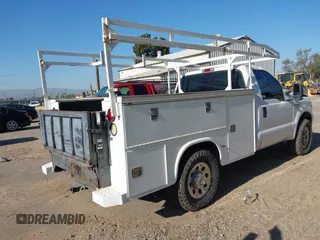 2002 Ford F-250 XL z VIN 1FTNF20L72ED15488, wystawiony jako IAAI lot #41626743 z przebiegiem 282 415 mil mil oraz . Historia ofert i sprzedaży dostępna na DreamBid. Obrazek 4.