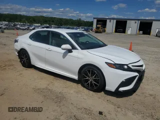 2022 Toyota Camry SE with VIN 4T1G11AK3NU682174, listed as a Copart auction lot 55779425 with 105,630 mi miles and Clean Title. Bid and sale history available at DreamBid. Image 4.