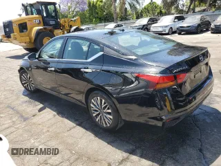 2025 Nissan Altima SV z VIN 1N4BL4DV8SN385784, wystawiony jako Copart lot #59095405 z przebiegiem 1 635 mil mil oraz Czysty tytuł • Clean title. Historia ofert i sprzedaży dostępna na DreamBid. Obrazek 2.