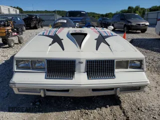 1983 Oldsmobile Cutlass Supreme z VIN 1G3AR47A2DM503155, wystawiony jako Copart lot #85253274 z przebiegiem Nie podano mil oraz Szkoda całkowita • Salvage title. Historia ofert i sprzedaży dostępna na DreamBid. Obrazek 5.
