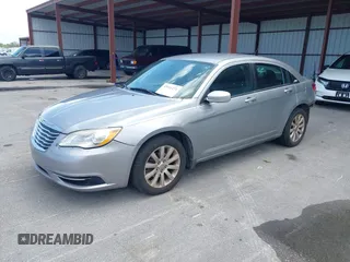 2014 Chrysler 200 Touring z VIN 1C3CCBBG3EN115295, wystawiony jako IAAI lot #42016271 z przebiegiem 201 749 mil mil oraz . Historia ofert i sprzedaży dostępna na DreamBid. Obrazek 2.
