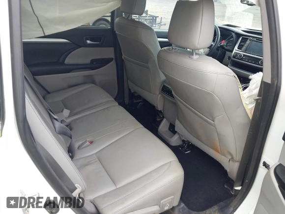 2016 Toyota Highlander XLE z VIN 5TDJKRFH4GS323202, wystawiony jako IAAI lot #42026959 z przebiegiem 135 430 mil mil oraz . Historia ofert i sprzedaży dostępna na DreamBid. Obrazek 8.