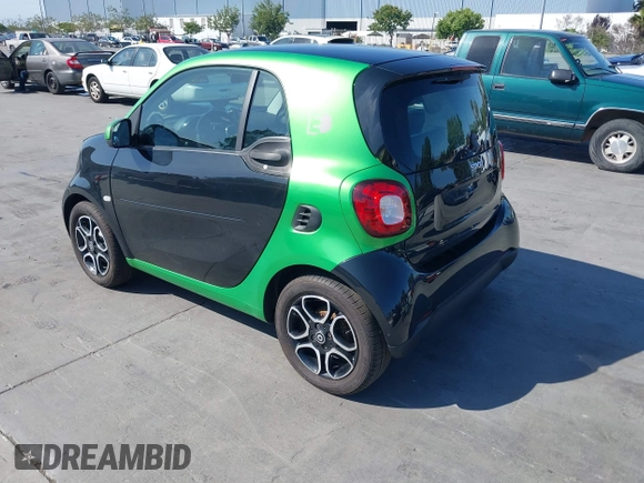 2017 Smart fortwo Pure z VIN WMEFJ9BA9HK226752, wystawiony jako IAAI lot #42420588 z przebiegiem Nie podano mil oraz . Historia ofert i sprzedaży dostępna na DreamBid. Obrazek 3.