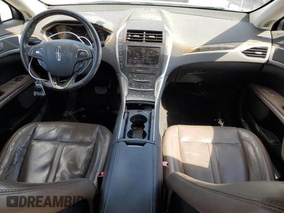 2013 Lincoln MKZ z VIN 3LN6L2G98DR804632, wystawiony jako Copart lot #56985055 z przebiegiem 128 509 mil mil oraz Szkoda całkowita • Salvage title. Historia ofert i sprzedaży dostępna na DreamBid. Obrazek 8.