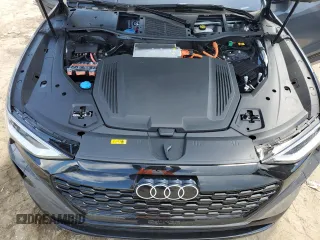 2024 Audi Q8 e-tron Premium Plus z VIN WA15AAGE0RB060883, wystawiony jako Copart lot #69075094 z przebiegiem 1583 mil mil oraz Szkody całkowita. Historia ofert i sprzedaży dostępna na DreamBid. Obrazek 12.