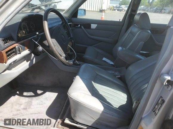 1986 Mercedes-Benz 560 z VIN WDBCA39D0GA245644, wystawiony jako Copart lot #56563485 z przebiegiem 231 797 mil mil oraz Tytuł czysty. Historia ofert i sprzedaży dostępna na DreamBid. Obrazek 7.
