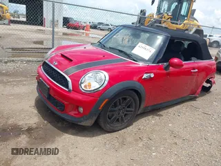 2013 MINI Convertible S z VIN WMWZP3C50DT297624, wystawiony jako IAAI lot #42558374 z przebiegiem 55 106 mil mil oraz . Historia ofert i sprzedaży dostępna na DreamBid. Obrazek 18.