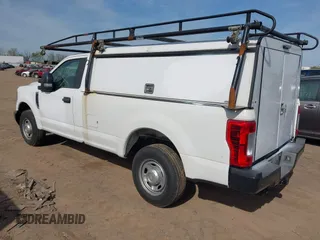 2018 Ford F-250 XL z VIN 1FTBF2A60JEC83073, wystawiony jako IAAI lot #41897105 z przebiegiem 115 228 mil mil oraz . Historia ofert i sprzedaży dostępna na DreamBid. Obrazek 3.
