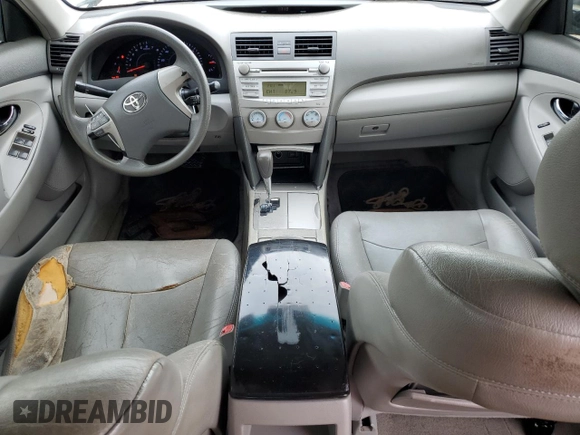 2010 Toyota Camry z VIN 4T1BF3EK4AU570933, wystawiony jako Copart lot #52262475 z przebiegiem 166 277 mil mil oraz Czysty tytuł • Clean title. Historia ofert i sprzedaży dostępna na DreamBid. Obrazek 8.