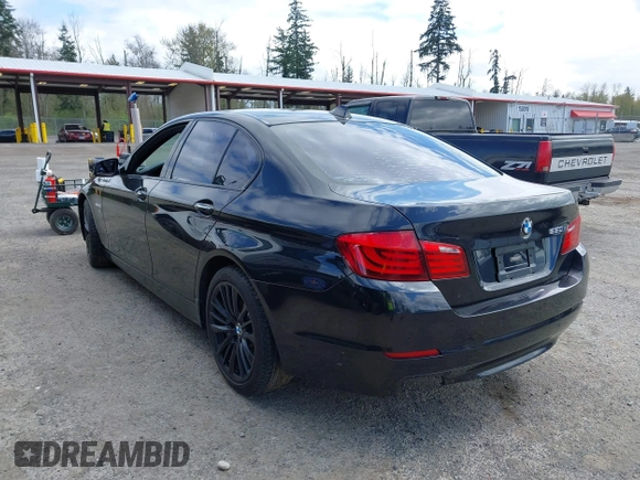 2012 BMW 5 Series 550i xDrive z VIN WBAFU9C55CC787098, wystawiony jako IAAI lot #42031582 z przebiegiem 87 095 mil mil oraz . Historia ofert i sprzedaży dostępna na DreamBid. Obrazek 3.