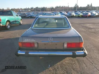1981 Mercedes-Benz 380 SL z VIN WDBBA45A9BB002673, wystawiony jako IAAI lot #41403982 z przebiegiem 105 008 mil mil oraz . Historia ofert i sprzedaży dostępna na DreamBid. Obrazek 16.