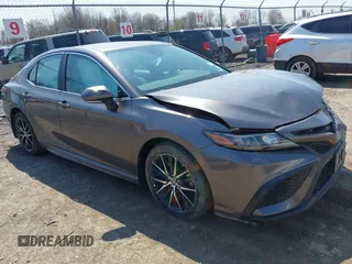 2023 Toyota Camry SE z VIN 4T1G11BK1PU102390, wystawiony jako IAAI lot #42106804 z przebiegiem 22 596 mil mil oraz . Historia ofert i sprzedaży dostępna na DreamBid. Obrazek 1.
