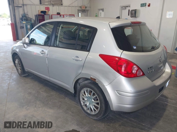 2008 Nissan Versa S z VIN 3N1BC13E68L395932, wystawiony jako IAAI lot #42333560 z przebiegiem 231 010 mil mil oraz . Historia ofert i sprzedaży dostępna na DreamBid. Obrazek 3.