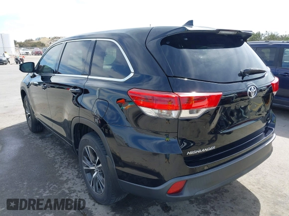 2018 Toyota Highlander LE z VIN 5TDZZRFH2JS276211, wystawiony jako IAAI lot #41799446 z przebiegiem 121 635 mil mil oraz . Historia ofert i sprzedaży dostępna na DreamBid. Obrazek 3.