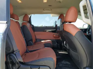 2024 Kia Carnival SX with VIN KNDNE5H32R6402454, listed as a Copart auction lot 70061644 with 7,956 mi miles and Salvage Title. Bid and sale history available at carsss.com. Image 11.