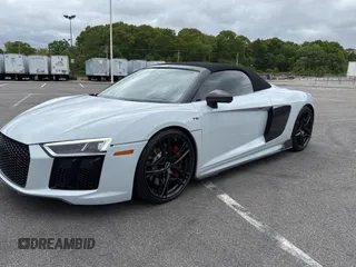 2018 Audi R8 z VIN WUAVACFX3J7902212, wystawiony jako Copart lot #58197295 z przebiegiem 28 854 mil mil oraz Tytuł czysty. Historia ofert i sprzedaży dostępna na DreamBid. Obrazek 2.
