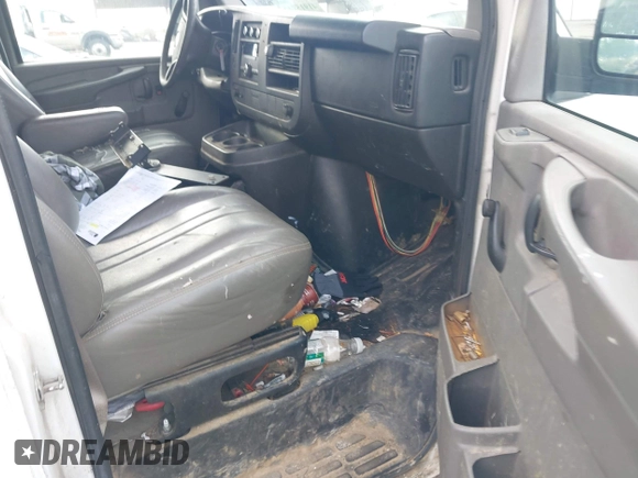 2014 Chevrolet Express Cargo z VIN 1GCSGAFX0E1155518, wystawiony jako IAAI lot #41915742 z przebiegiem 221 712 mil mil oraz . Historia ofert i sprzedaży dostępna na DreamBid. Obrazek 5.