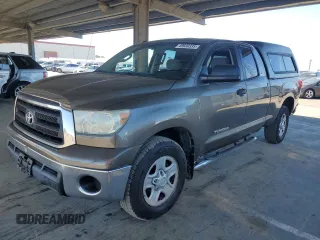 2010 Toyota Tundra z VIN 5TFRM5F18AX012396, wystawiony jako Copart lot #49930335 z przebiegiem 246 327 mil mil oraz Szkoda całkowita • Salvage title. Historia ofert i sprzedaży dostępna na DreamBid. Obrazek 1.