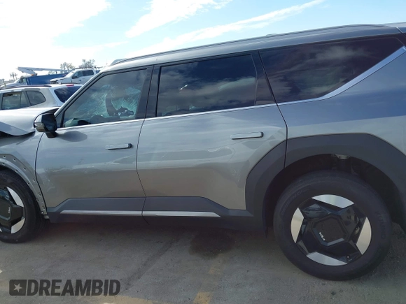 2024 Kia EV9 Wind z VIN KNDAFFS52R6023305, wystawiony jako IAAI lot #41582609 z przebiegiem 23 941 mil mil oraz . Historia ofert i sprzedaży dostępna na DreamBid. Obrazek 15.