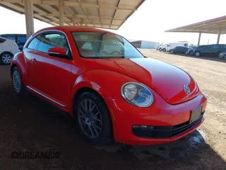 2014 Volkswagen Beetle 1.8T z VIN 3VWJ17AT7EM662999, wystawiony jako IAAI lot #42111599 z przebiegiem Nie podano mil oraz . Historia ofert i sprzedaży dostępna na DreamBid. Obrazek 1.