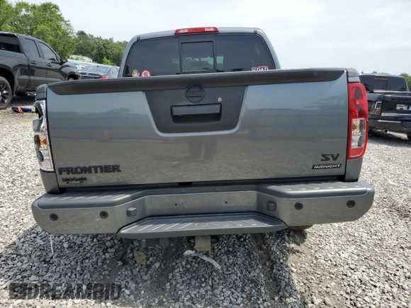 2021 Nissan Frontier SV z VIN 1N6ED0EAXMN721900, wystawiony jako Copart lot #57344215 z przebiegiem Nie podano mil oraz Szkoda całkowita • Salvage title. Historia ofert i sprzedaży dostępna na DreamBid. Obrazek 6.