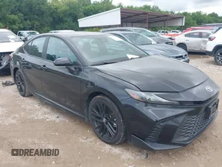 2025 Toyota Camry LE z VIN 4T1DAACKXSU528847, wystawiony jako IAAI lot #42499232 z przebiegiem 21 212 mil mil oraz . Historia ofert i sprzedaży dostępna na DreamBid. Obrazek 1.