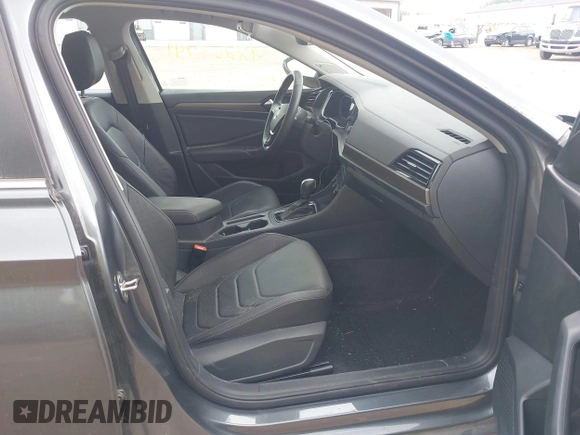 2021 Volkswagen Jetta SEL Premium z VIN 3VWG57BU8MM017203, wystawiony jako IAAI lot #42263741 z przebiegiem 26 556 mil mil oraz . Historia ofert i sprzedaży dostępna na DreamBid. Obrazek 5.