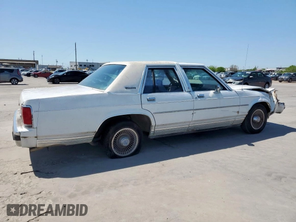 1991 Ford Crown Victoria z VIN 2FACP74FXMX135645, wystawiony jako Copart lot #52527135 z przebiegiem 79 667 mil mil oraz Czysty tytuł • Clean title. Historia ofert i sprzedaży dostępna na DreamBid. Obrazek 3.
