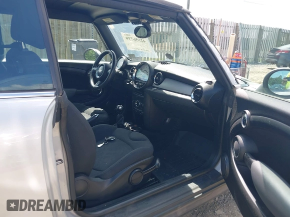 2012 MINI Convertible z VIN WMWZN3C51CT265186, wystawiony jako IAAI lot #42556739 z przebiegiem 118 747 mil mil oraz . Historia ofert i sprzedaży dostępna na DreamBid. Obrazek 5.